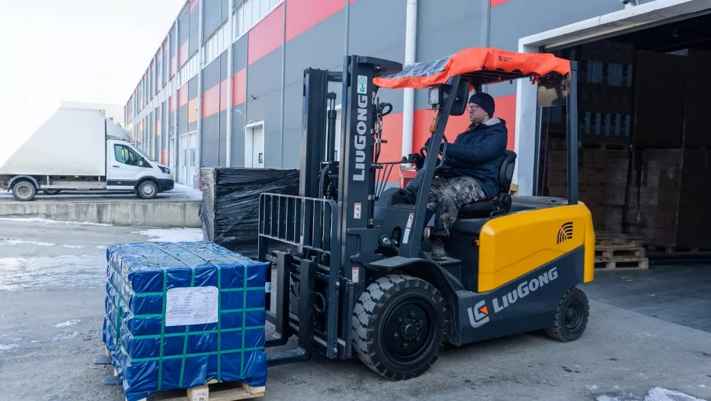 Электрический вилочный погрузчик LiuGong CLGA35-S в работе на предприятии СК Логистик