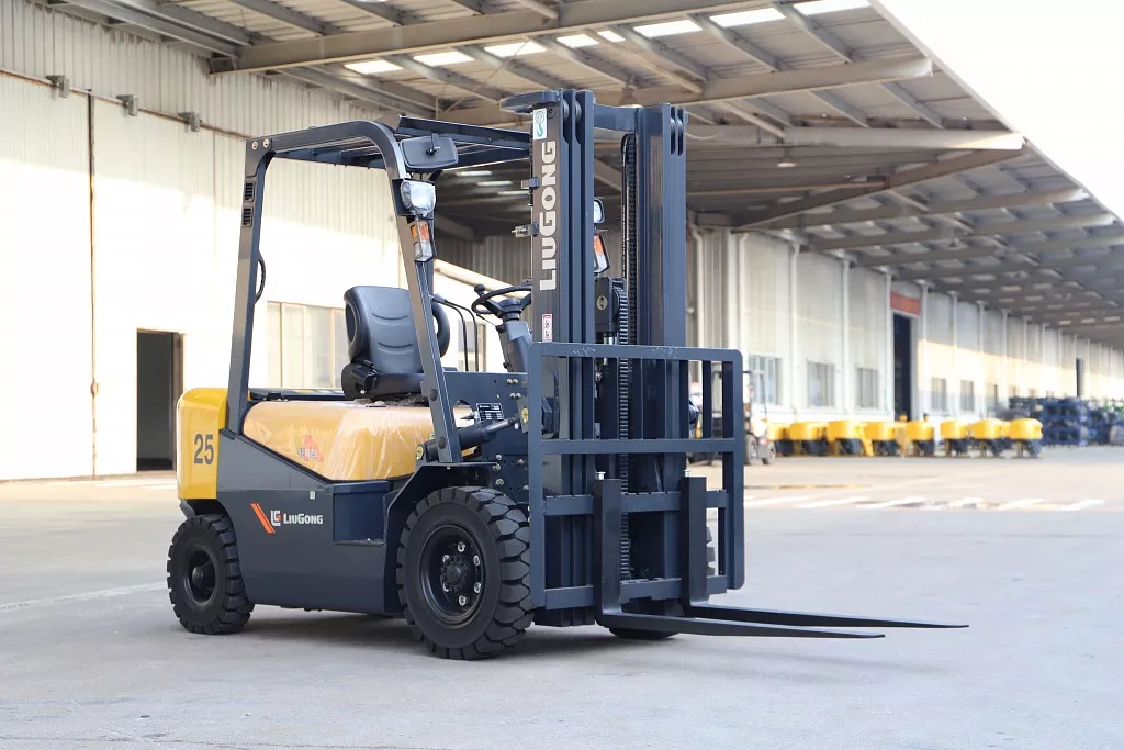 Дизельный вилочный погрузчик LiuGong CPCD25 Xinchai в Твери