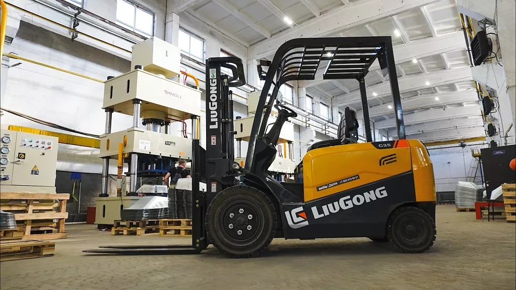 Опыт эксплуатации электропогрузчика LiuGong CLGA35-S на предприятии KORONA