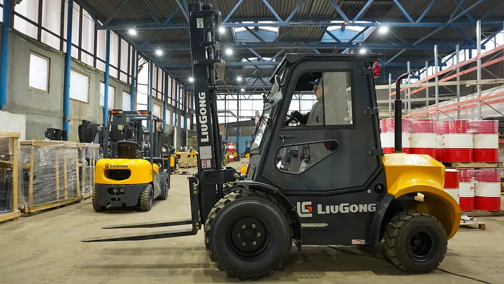 Внедорожный вилочный погрузчик LiuGong CLG2035H-R с закрытой металлической кабиной с отопителем