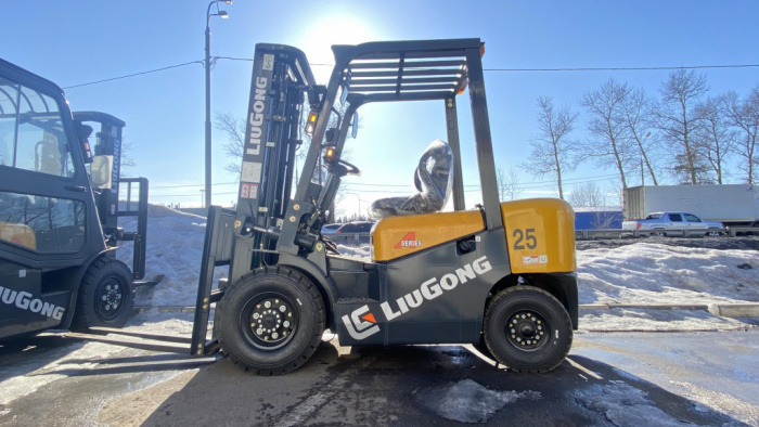 Вилочный погрузчик LiuGong CPCD25 Isuzu (2,5 тонны) в Санкт-Петербурге