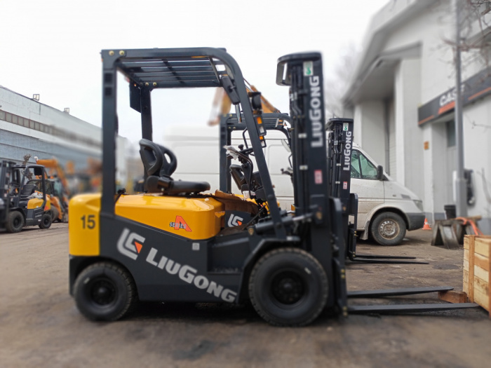 Вилочный погрузчик LiuGong CPCD15 Isuzu (1,5 тонны) в Санкт-Петербурге