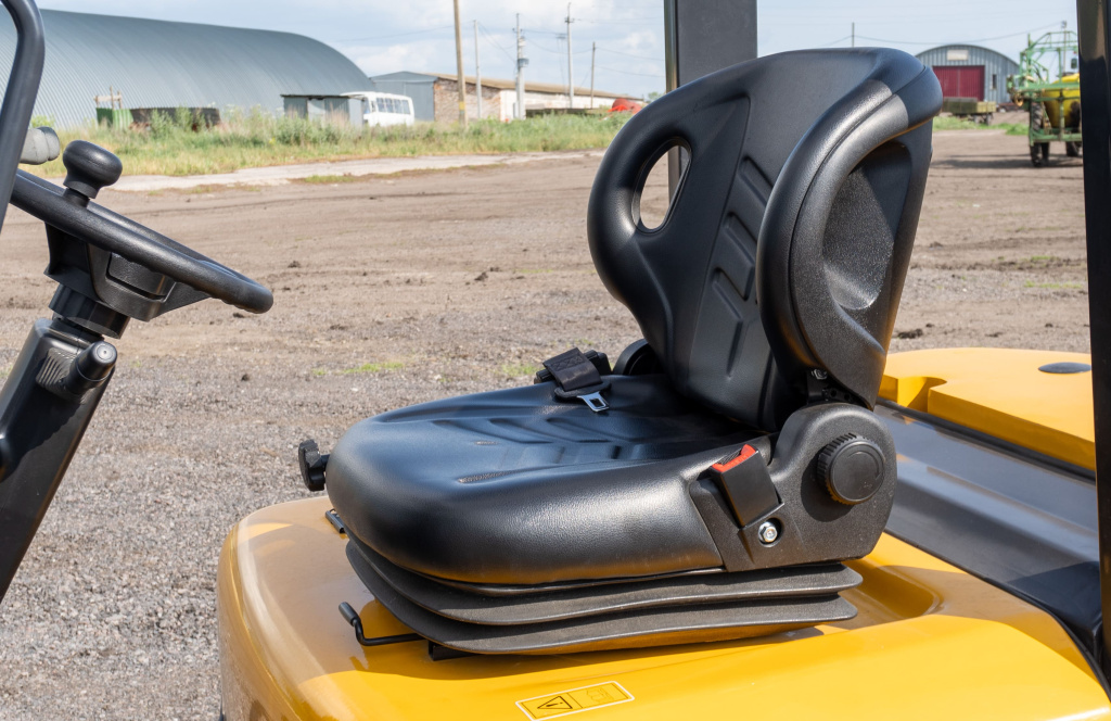 Подрессоренное кресло на дизельном вилочном погрузчике LiuGong CPCD25E (2,5 тонны)