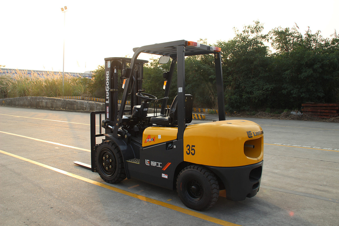 Вилочный автопогрузчик LIUGONG CPCD35 Xinchai (3.5 тонн)