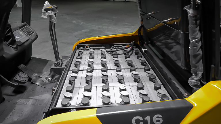 Как продлить срок службы аккумуляторных батарей (АКБ) на электропогрузчиках?