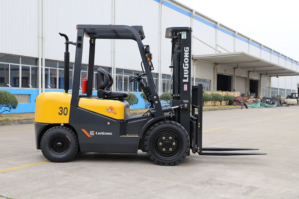 Вилочный погрузчик LiuGong CPCD30 Isuzu (3 тонны) в Санкт-Петербурге
