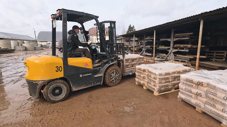 Вилочный автопогрузчик LiuGong CPCD30 (3 тонны) в работе